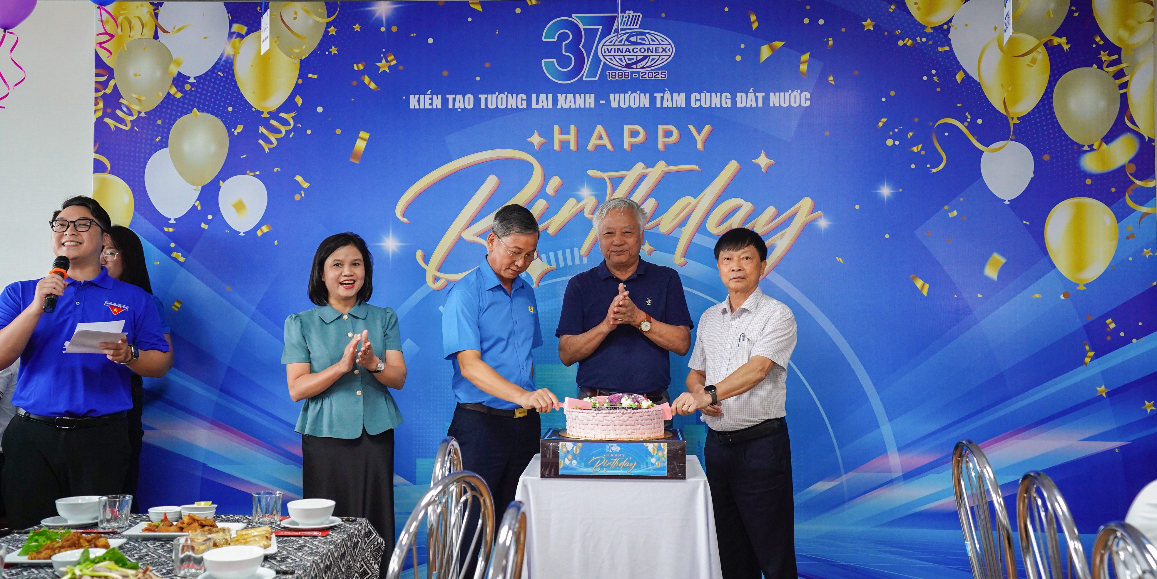“BỮA CƠM CÔNG ĐOÀN” - ẤM ÁP VÀ GẮN KẾT