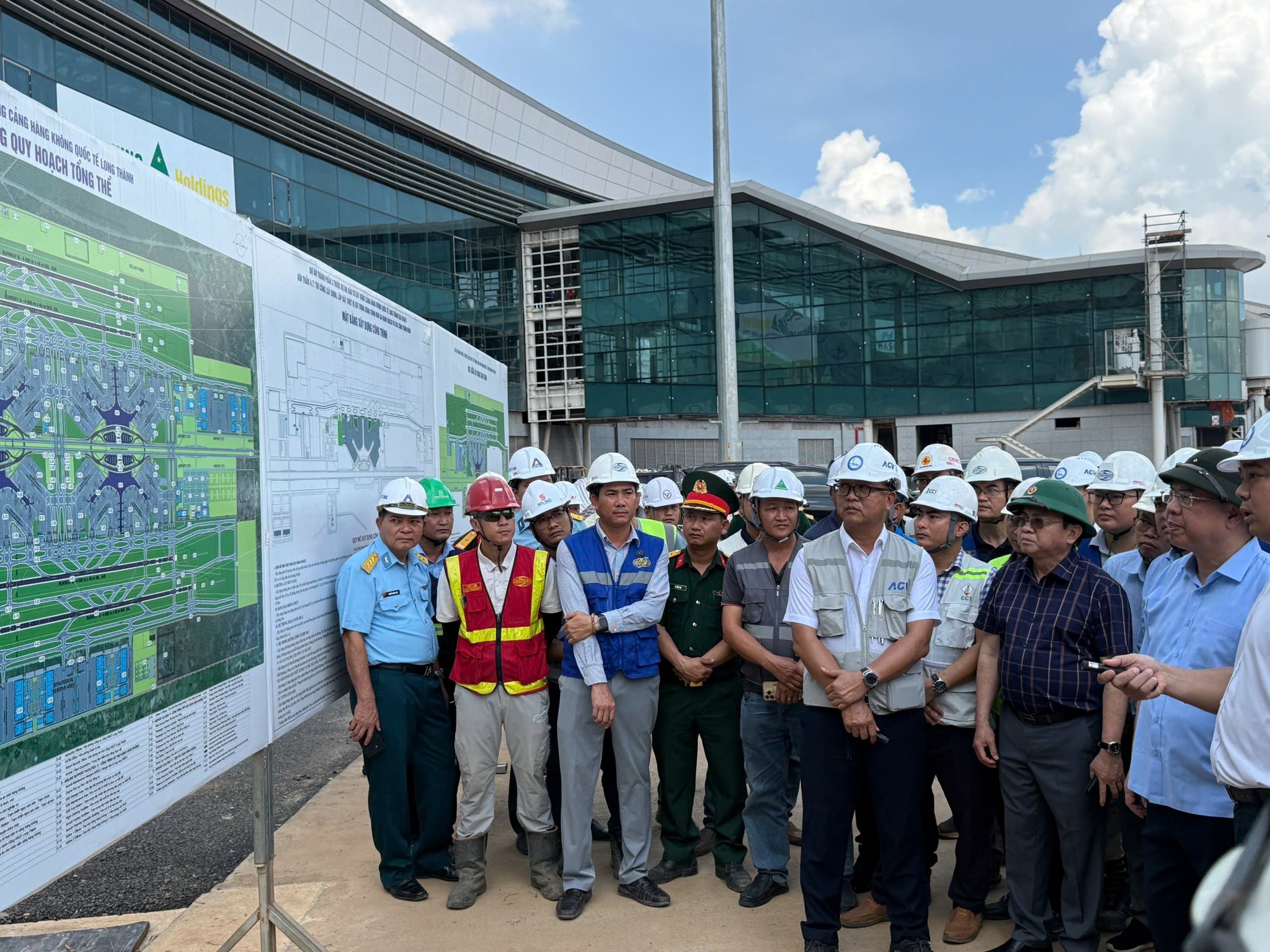 Phó Thủ tướng Thường trực Chính phủ Phạm Gia Túc thăm và kiểm tra tiến độ dự án cảng HKQT Long Thành