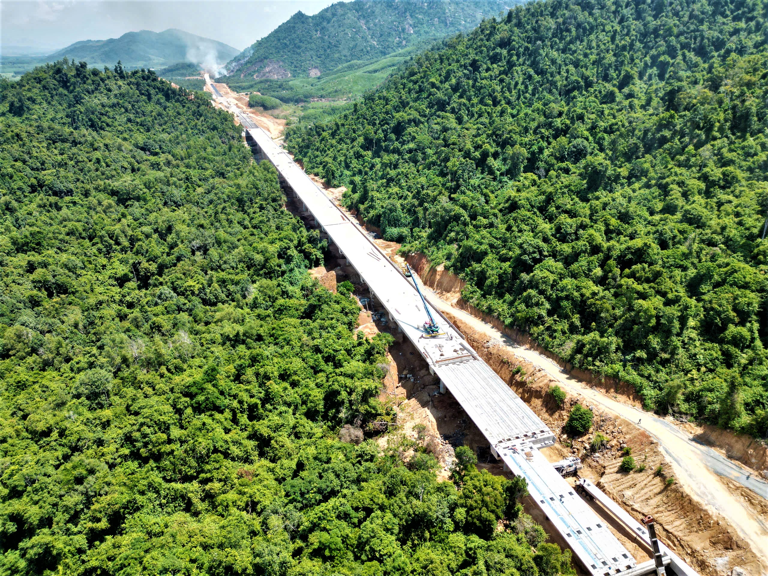 Hợp long cầu dài nhất cao tốc Vân Phong - Nha Trang