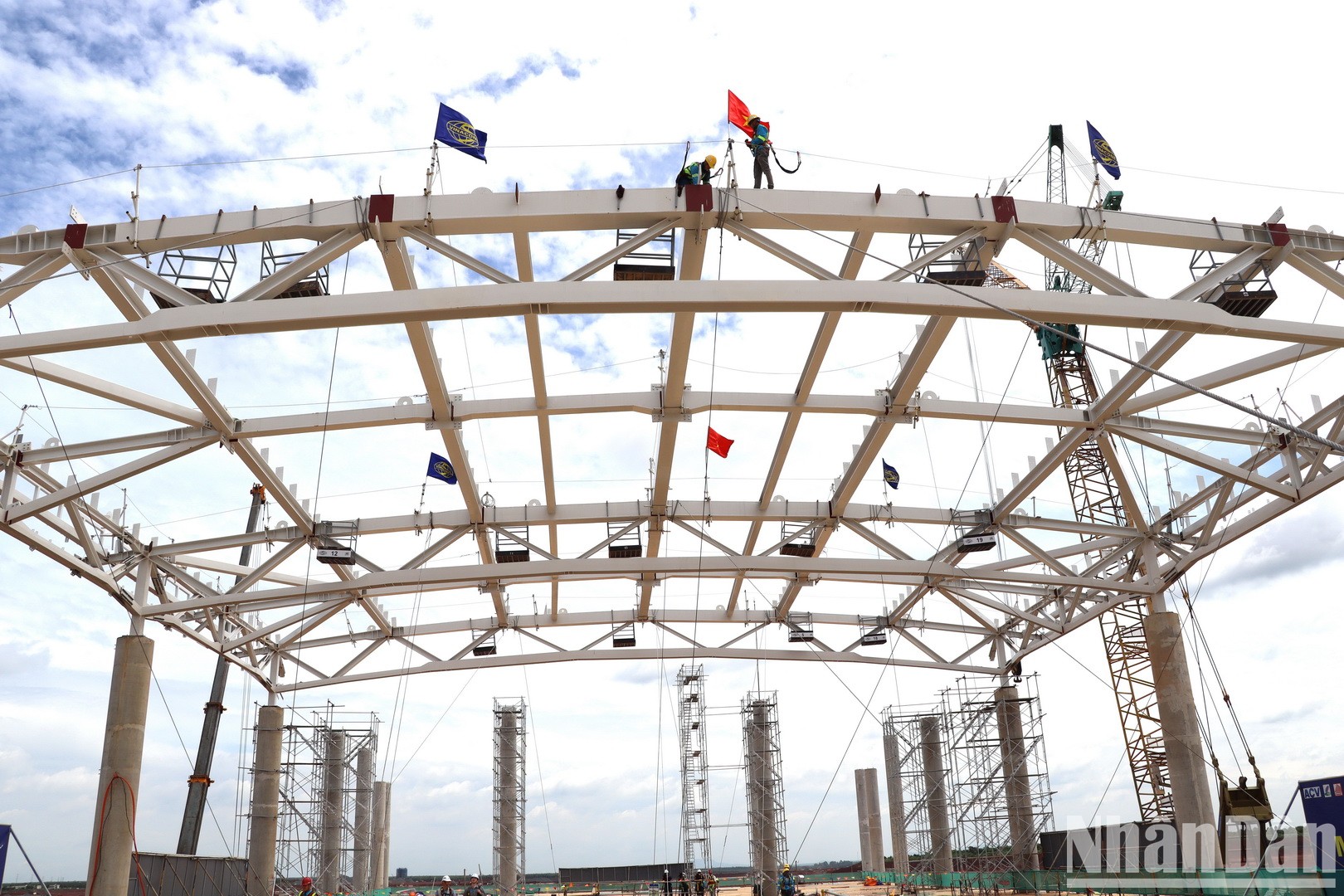 Lắp dựng khung thép mái nhà ga sân bay Long Thành