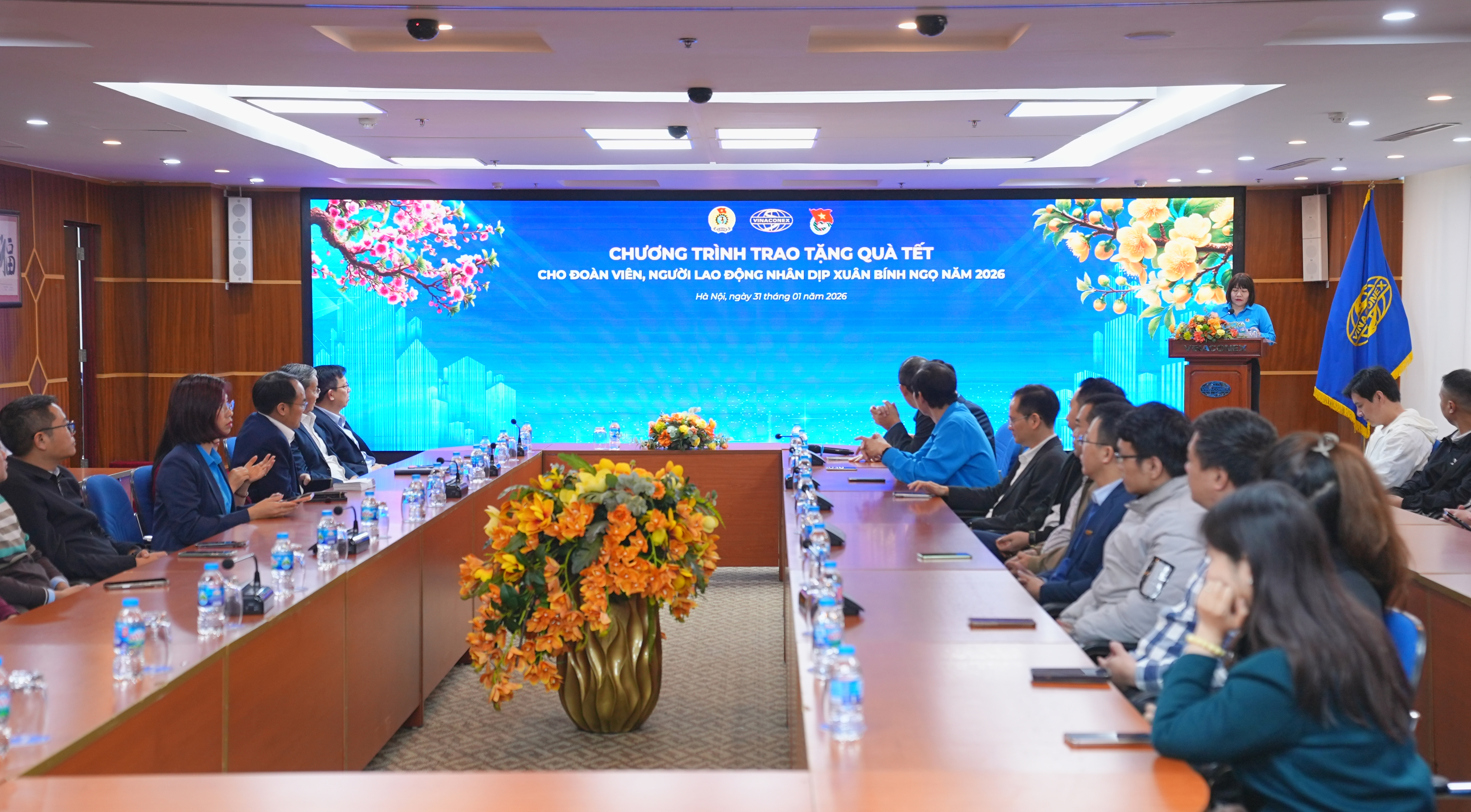 VINACONEX tặng quà Tết cho đoàn viên, người lao động nhân dịp Xuân Bính Ngọ 2026