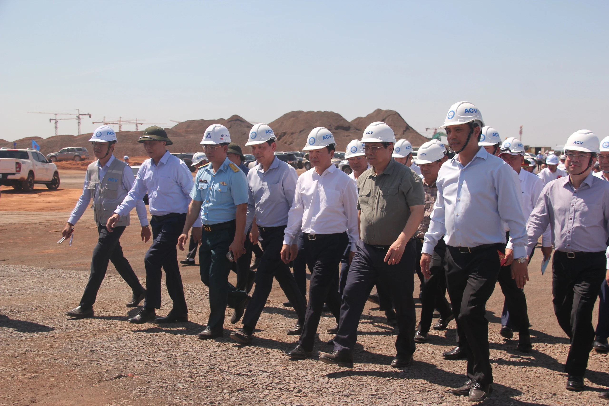 PRIME MINISTER PHAM MINH CHINH'S NEW YEAR INSPECTION AT THE LONG THANH AIRPORT CONSTRUCTION SITE