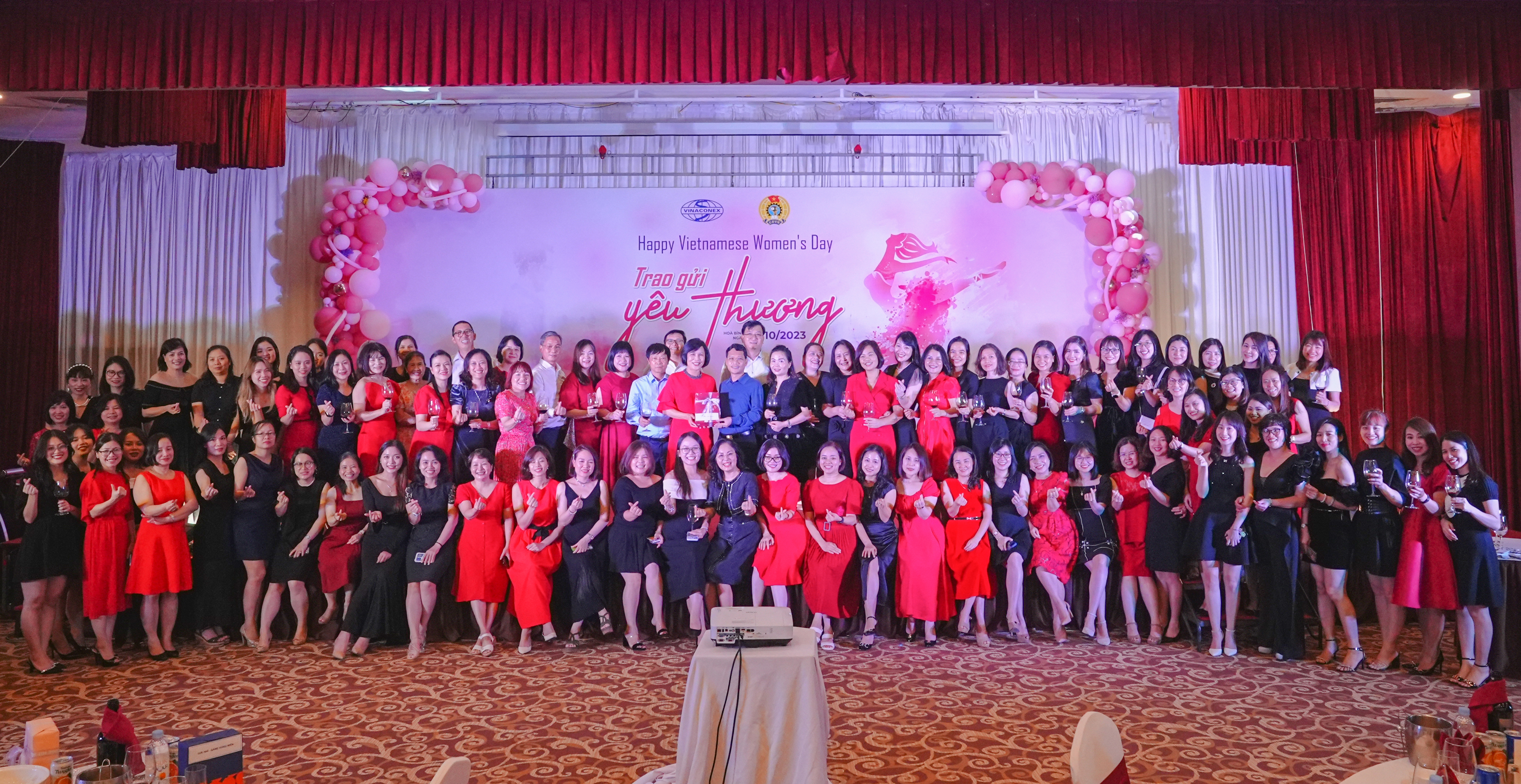 Các nữ CNCNV Vinaconex tham dự chương trình “Trao gửi yêu thương” nhân ngày Phụ nữ Việt Nam 20/10