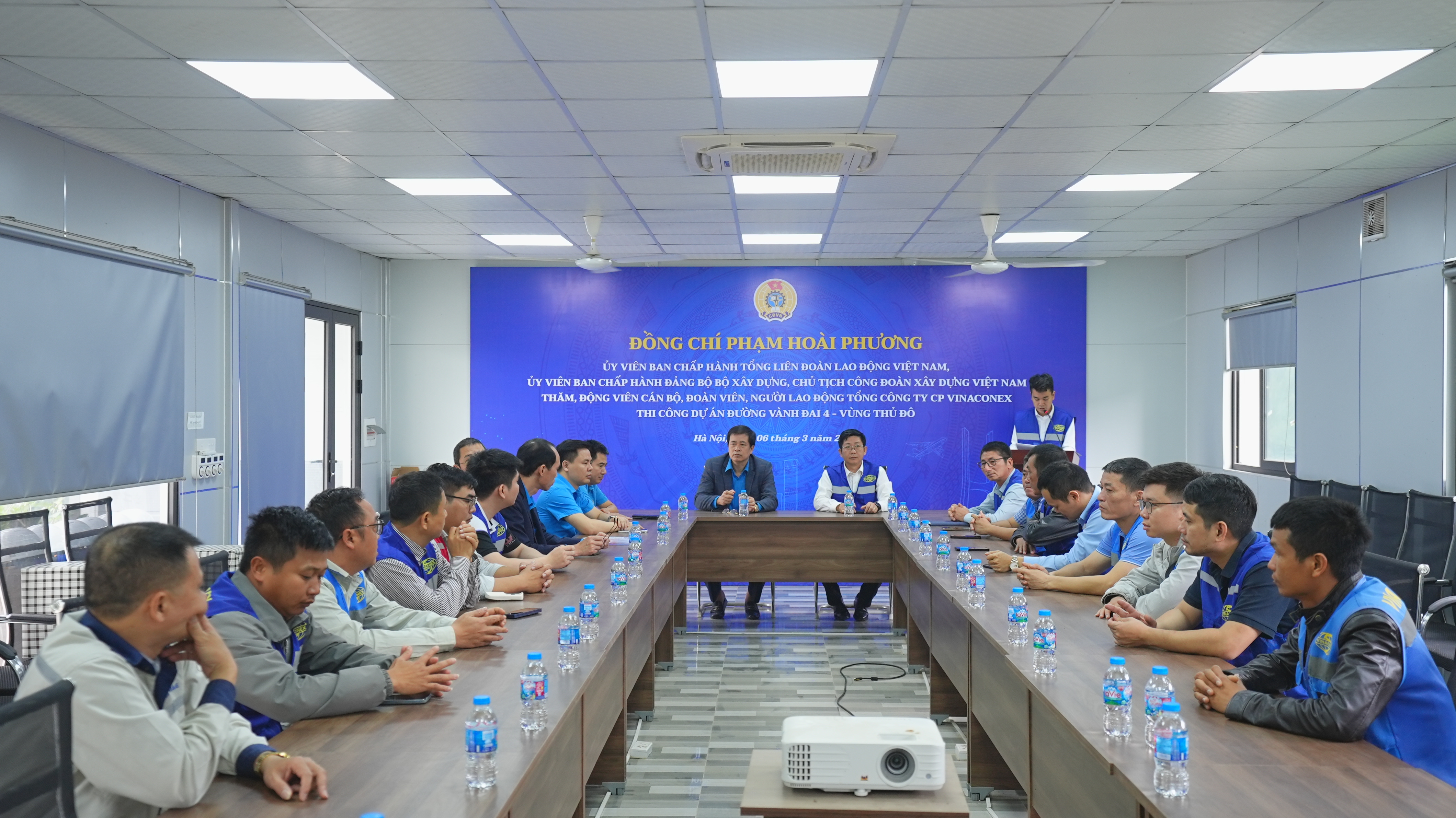 CÔNG ĐOÀN XÂY DỰNG VIỆT NAM THĂM, ĐỘNG VIÊN VÀ TẶNG QUÀ CBCNV VINACONEX TẠI DỰ ÁN VÀNH ĐAI 4 - VÙNG THỦ ĐÔ