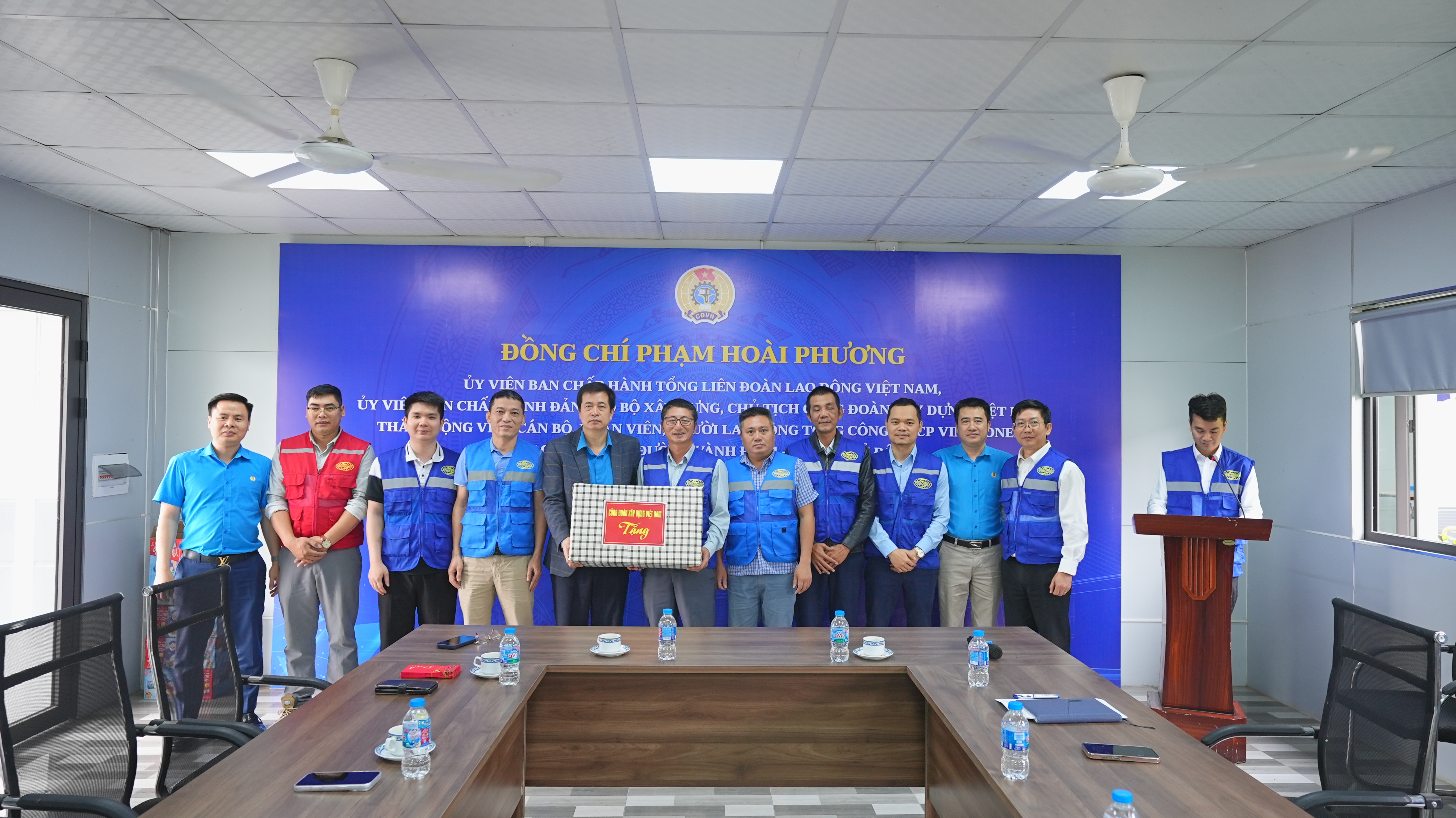 Công đoàn Xây dựng Việt Nam thăm, động viên và tặng quà CBCNV VINACONEX tại dự án Vành đai 4 - Vùng Thủ đô