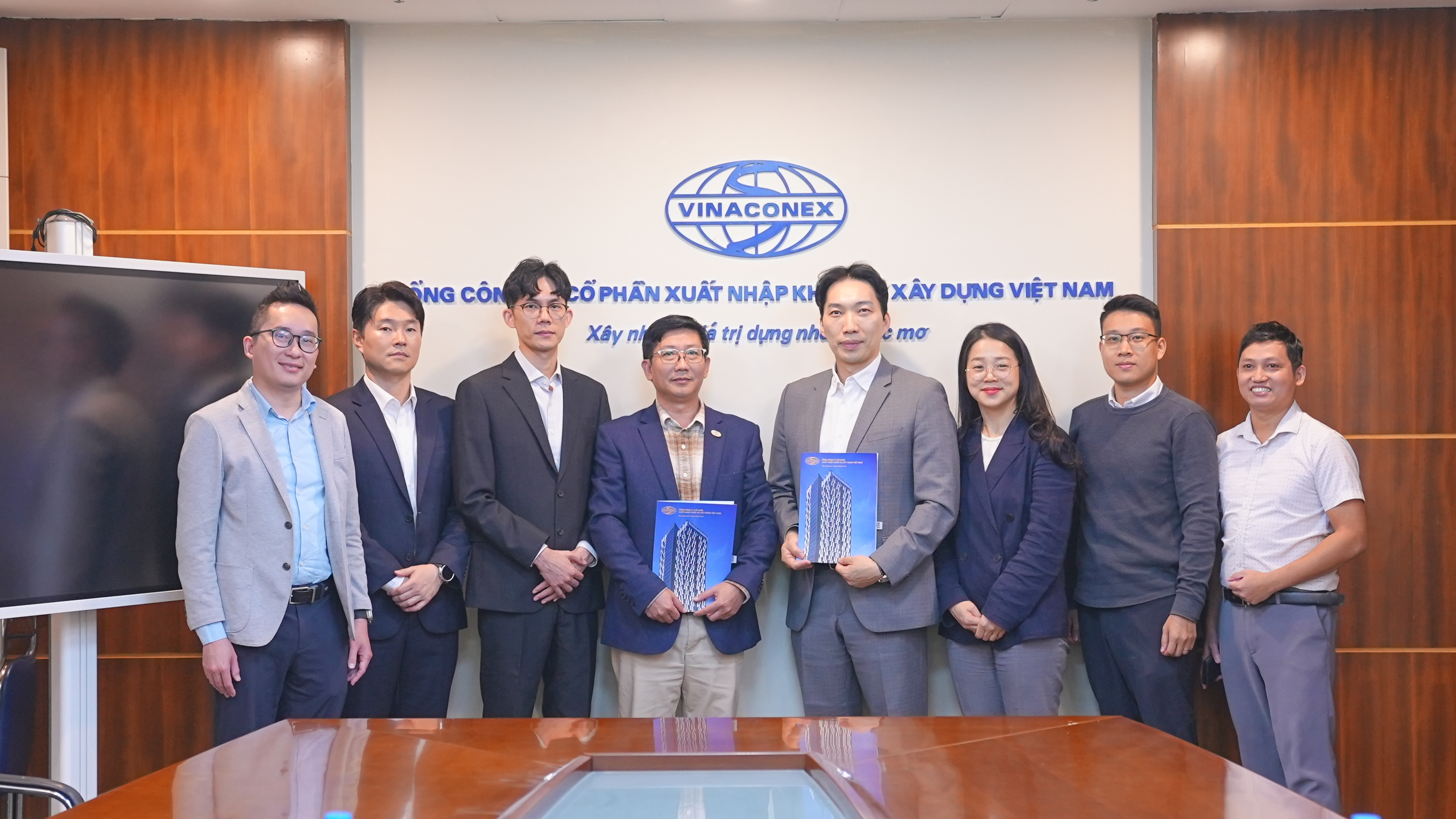 VINACONEX ký kết hợp đồng triển khai phần mềm V-EST