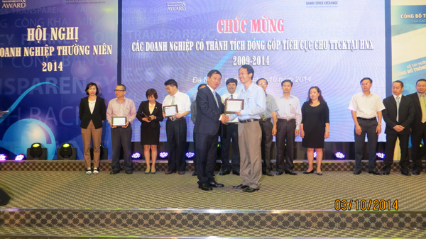 HNX trao tặng Giấy khen “ Doanh nghiệp có thành tích đóng góp tích cực cho TTCK tại HNX giai đoạn 2009 – 2014”