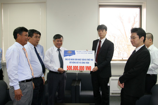 VINACONEX trao tiền ủng hộ nhân dân Nhật Bản