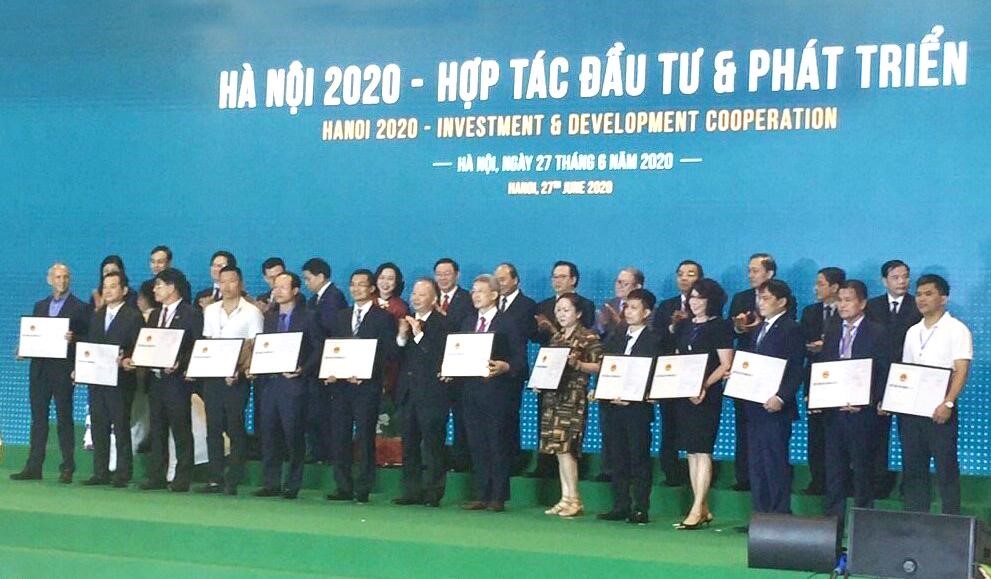 UBND Hà Nội trao chứng nhận đầu tư Dự án Cụm công nghiệp Sơn Đông cho Vinaconex Invest