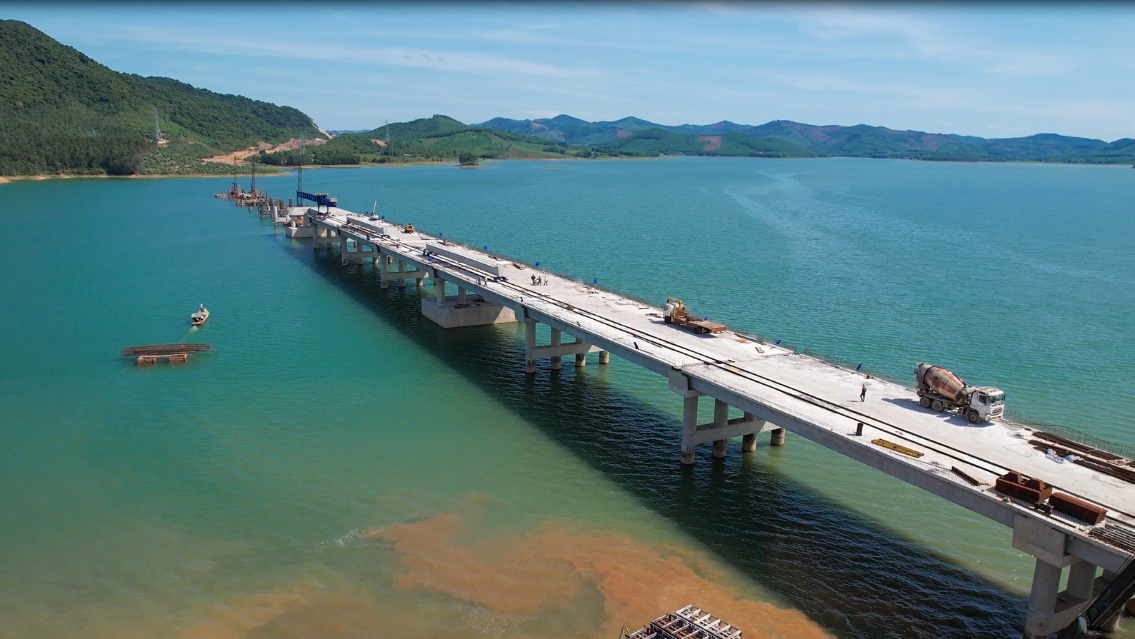 Vinaconex tăng tốc thi công cầu vượt hồ Yên Mỹ