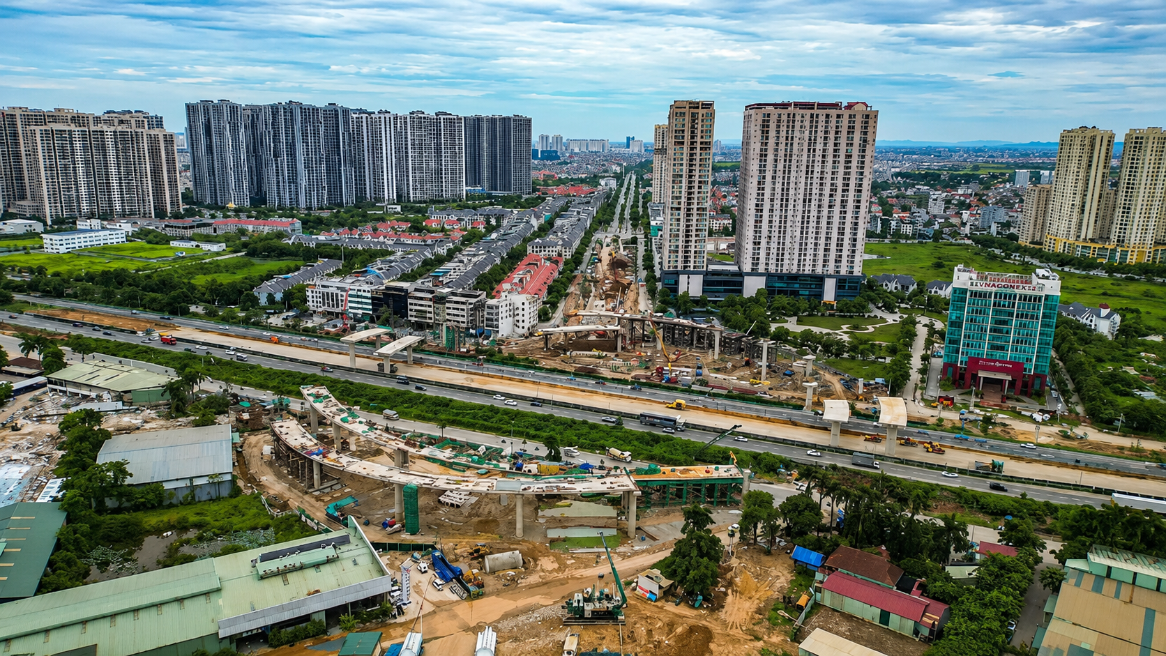 Nút giao Vành đai 3,5 - Đại lộ Thăng Long: Giữ vững mạch giao thông, tăng tốc về đích