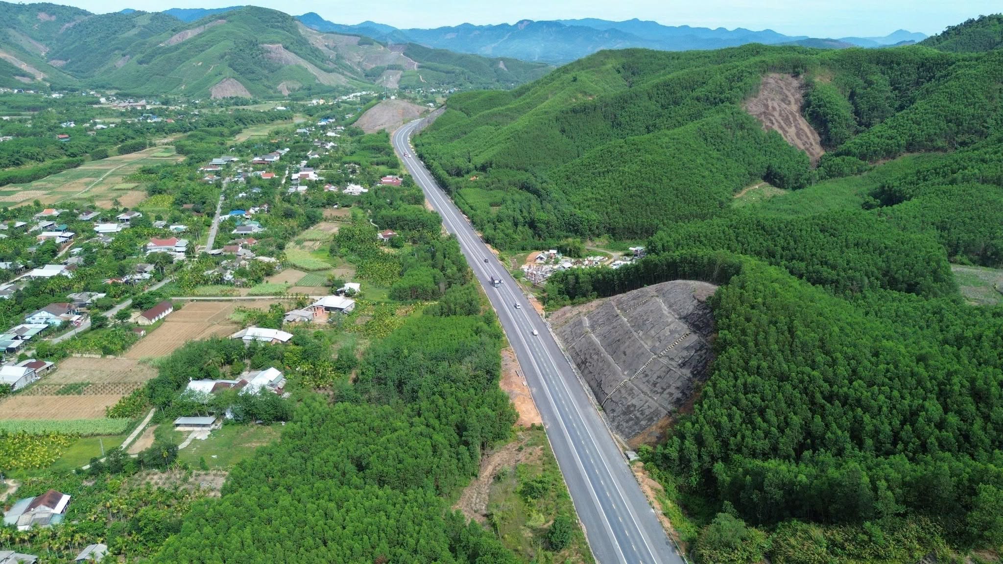 Phấn đấu đưa tuyến chính cao tốc La Sơn - Hòa Liên vào khai thác từ giữa tháng 8 năm 2026
