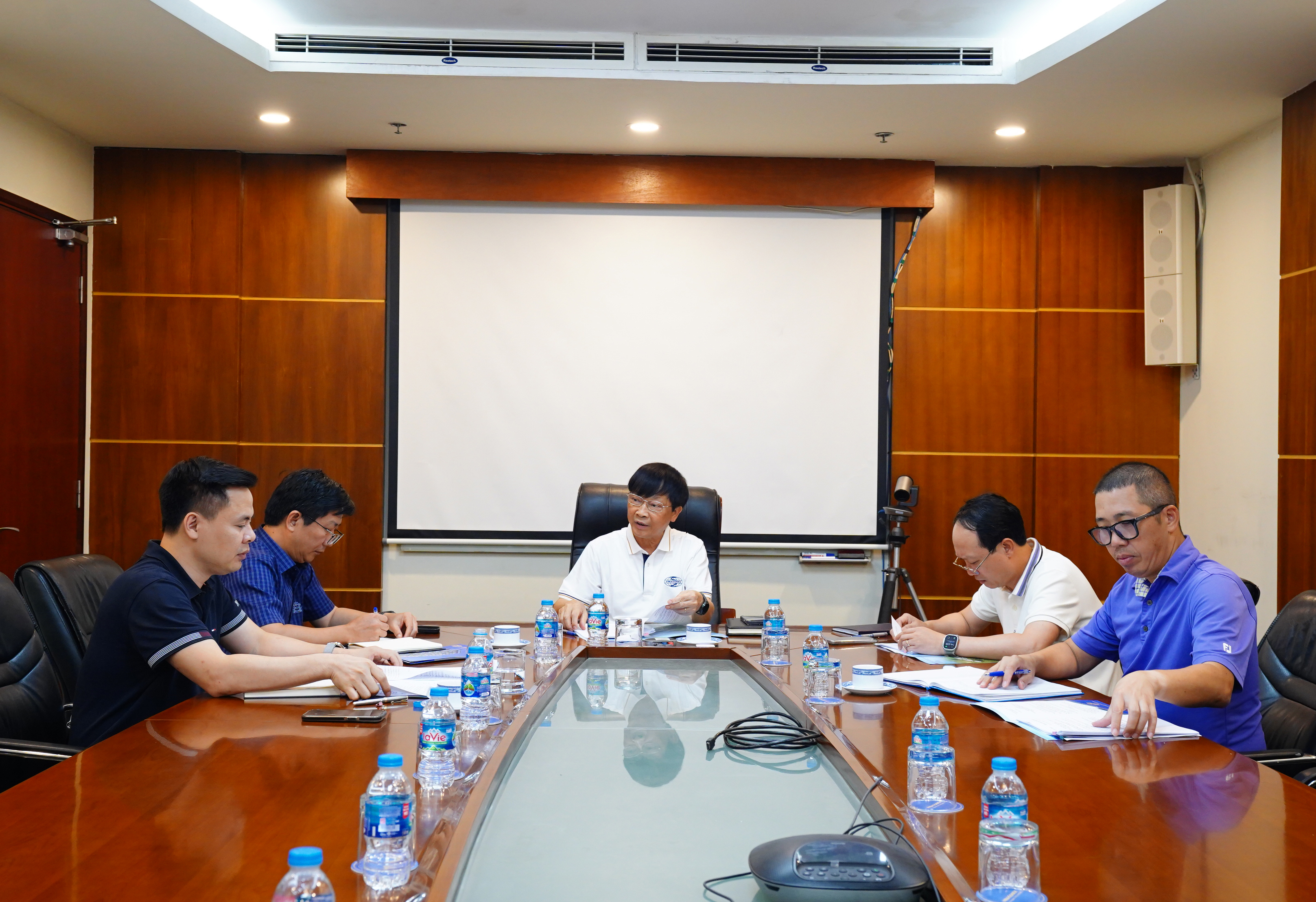 Ban Thường vụ Đảng uỷ VINACONEX tổ chức hội nghị thường kỳ tháng 7/2025 thông qua nhiều nội dung quan trọng