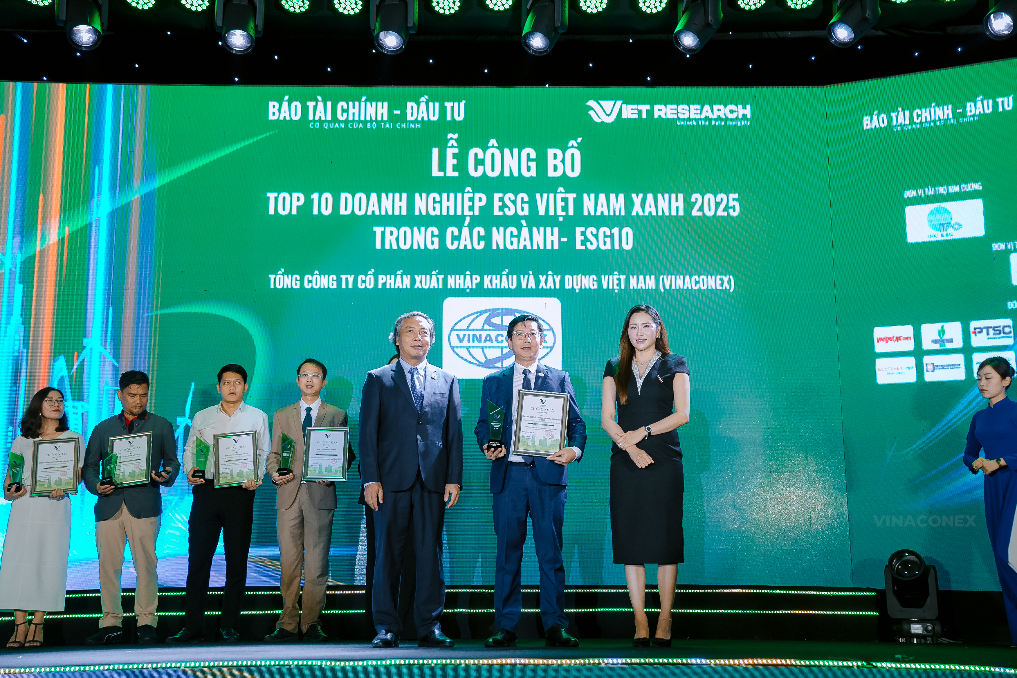 VINACONEX được vinh danh Top 10 Doanh nghiệp ESG - Việt Nam Xanh 2025