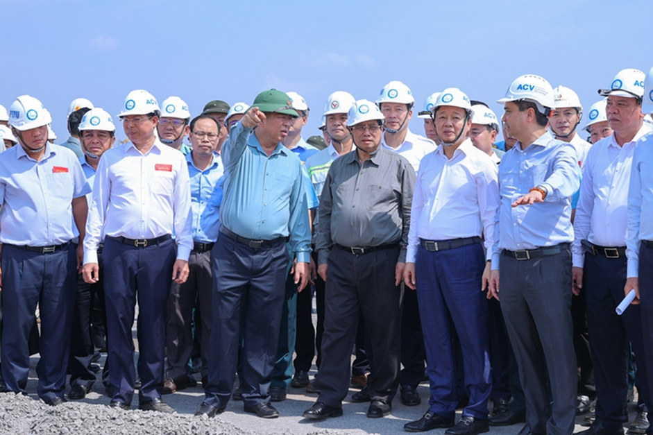 PRIME MINISTER PHAM MINH CHINH VISITS THE LONG THANH INTERNATIONAL AIRPORT CONSTRUCTION SITE, EXTENDS NEW YEAR GREETINGS