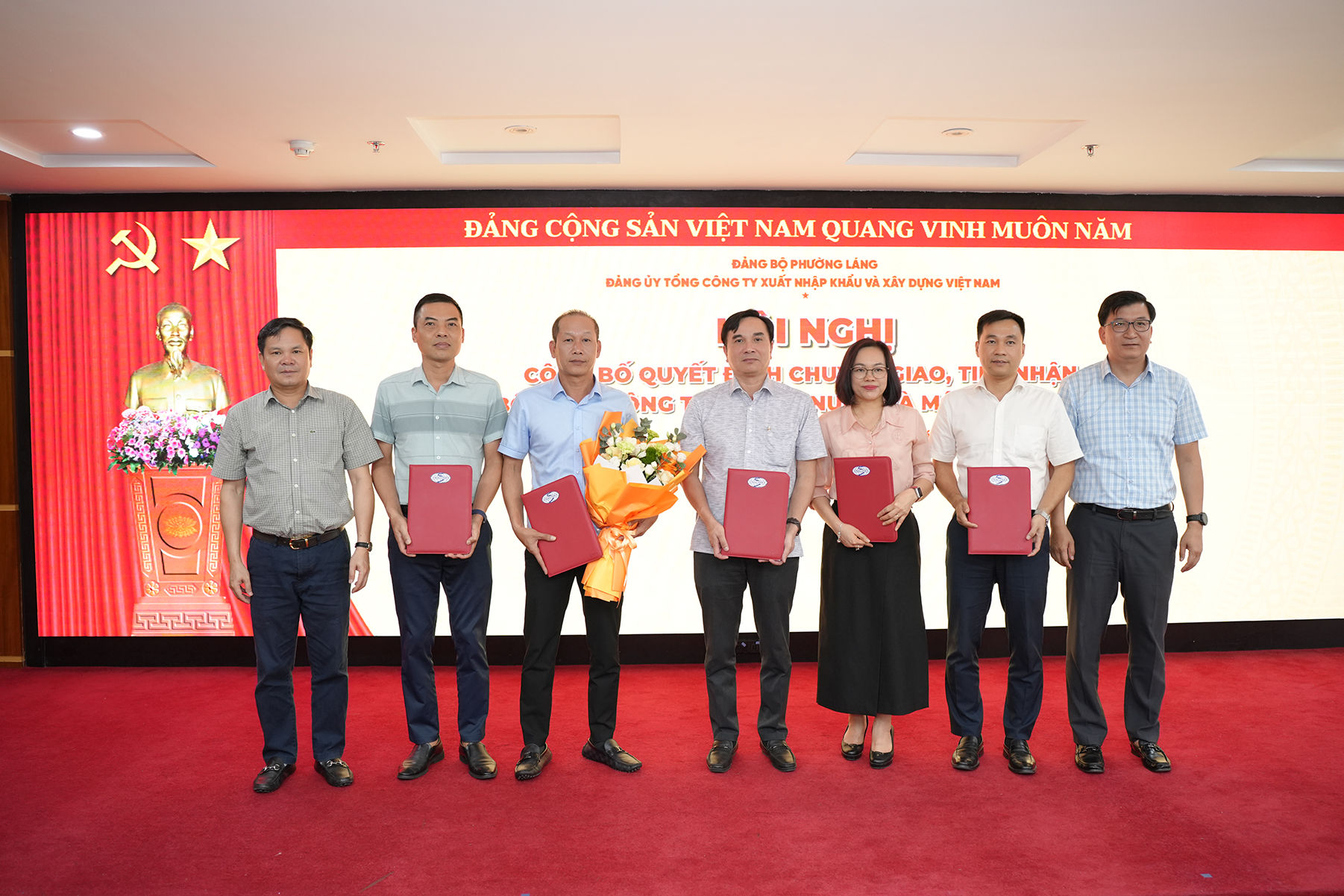 Phường Láng: Tiếp nhận tổ chức Đảng và đảng viên Tổng công ty Đầu tư nước và Môi trường Việt Nam