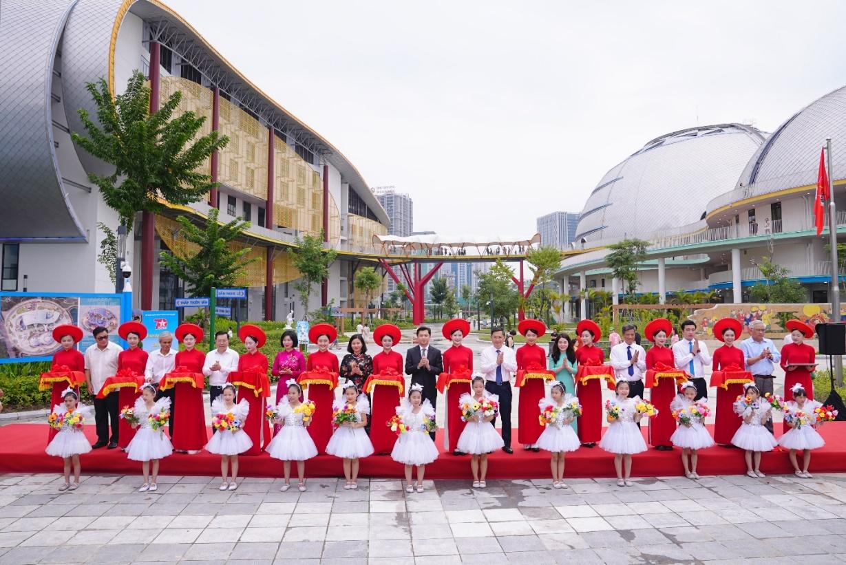 INAUGURATION OF HANOI CHILDREN'S PALACE, ATTACHING SIGNBOARD TO CELEBRATE THE 70TH ANNIVERSARY OF THE CAPITAL’S LIBERATION