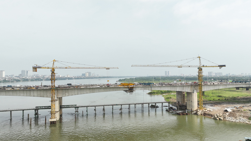 Vinh Tuy 2 Bridge the day before its final section joined
