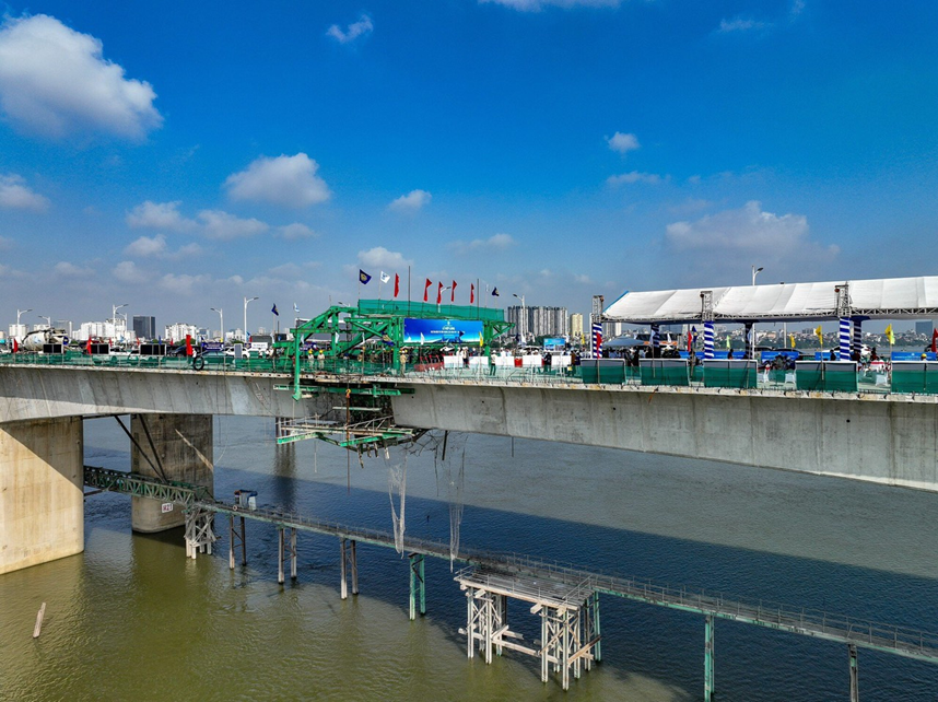 VINH TUY 2 BRIDGE’S FINAL SECTION JOINED