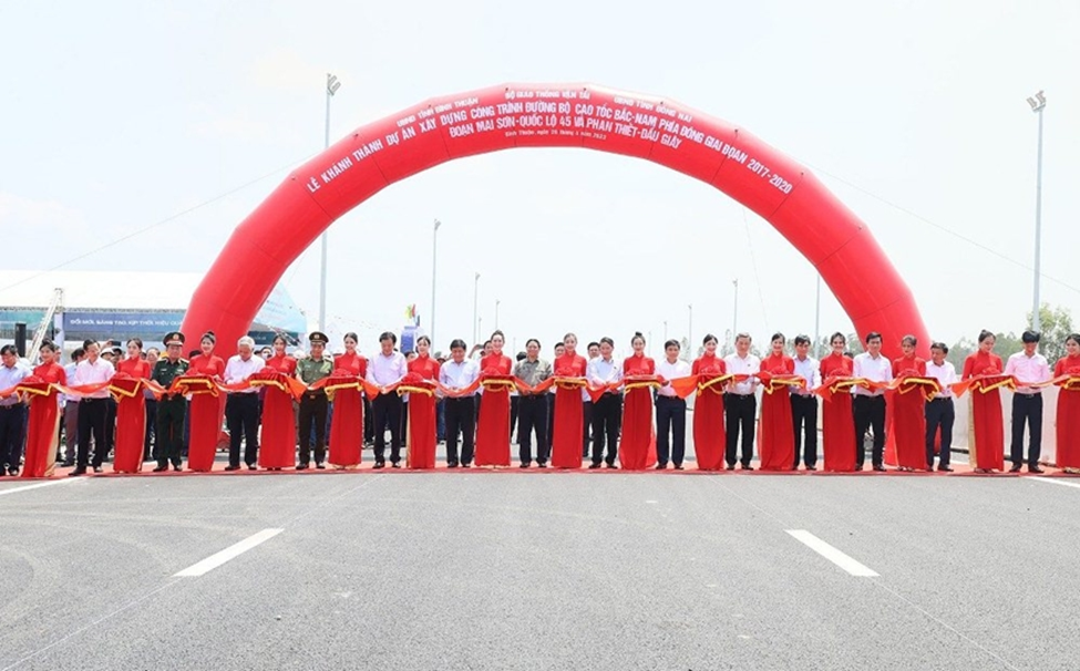 Thông xe 2 dự án cao tốc Mai Sơn - Quốc lộ 45, Phan Thiết - Dầu Giây