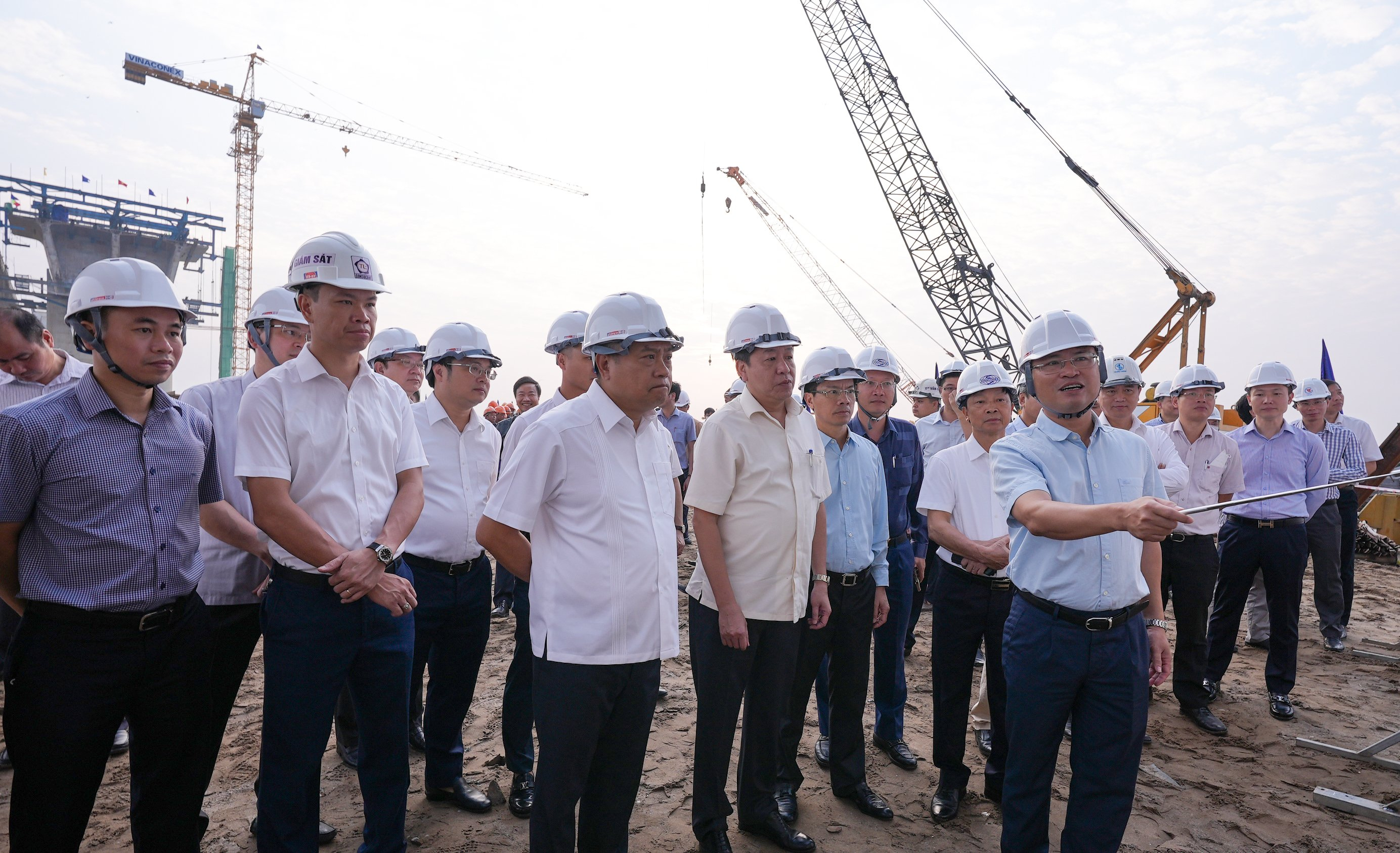 Chủ tịch TP Hà Nội làm việc tại dự án xây dựng cầu Vĩnh Tuy 2