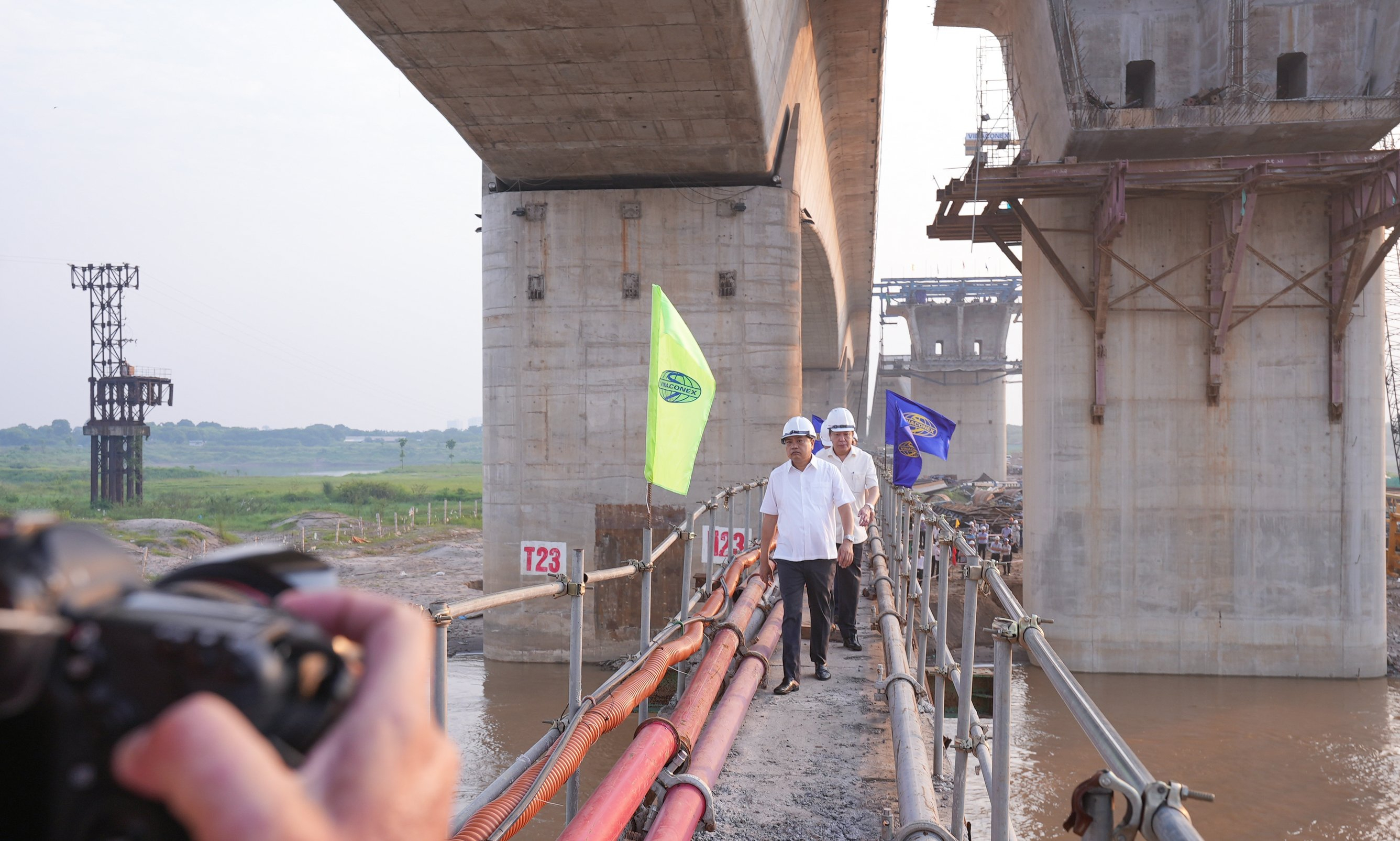 CHAIRMAN OF THE HANOI PEOPLE'S COMMITTEE WORKING AT VINH TUY BRIDGE CONSTRUCTION PROJECT PHASE 2