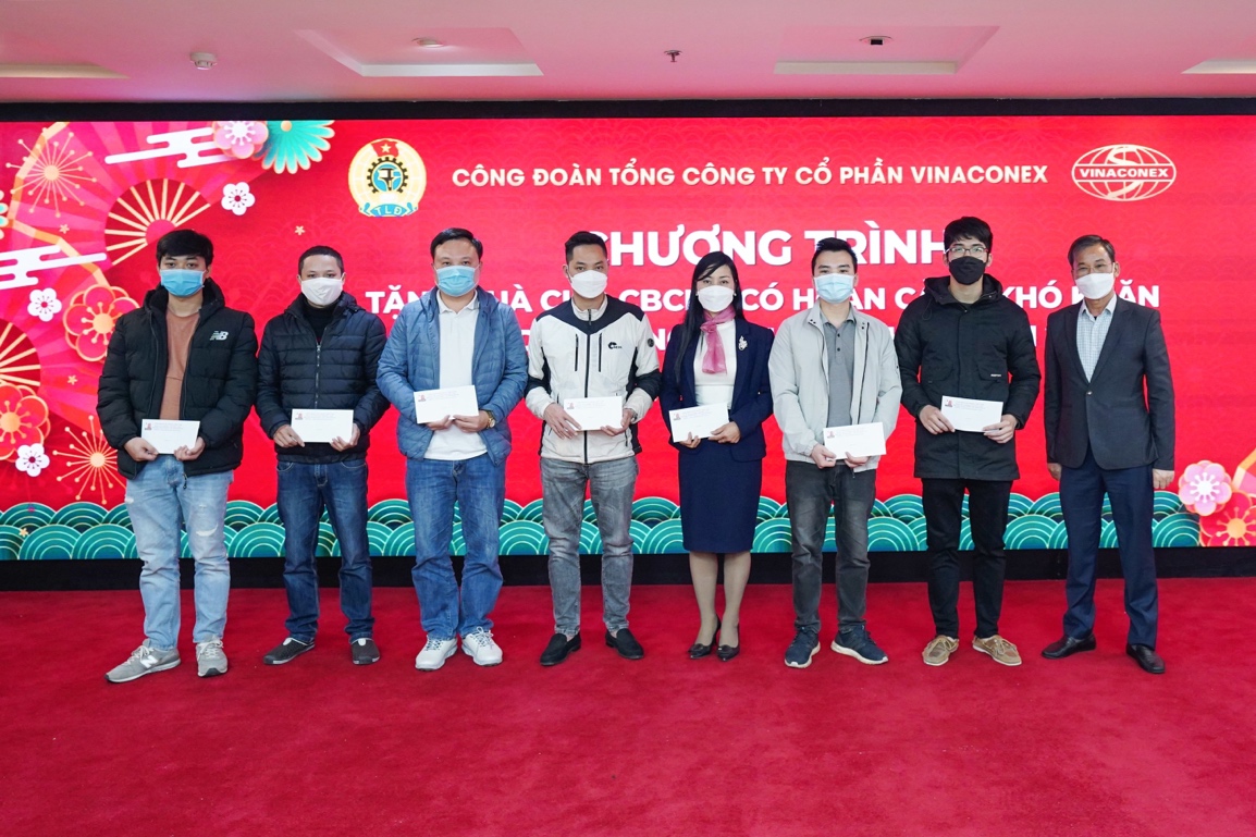 The Corporation presents gifts to employees and employees with difficult circumstances on the occasion of the Lunar New