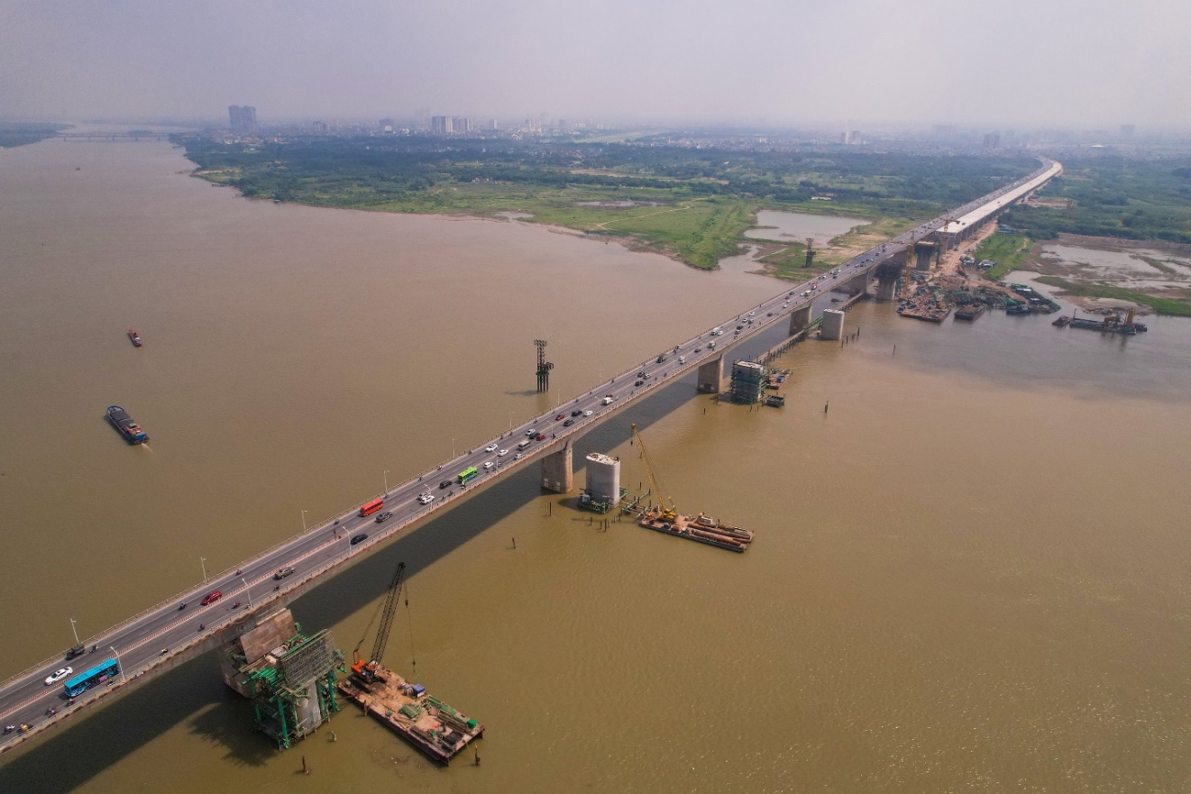 CHAIRMAN OF THE HANOI PEOPLE'S COMMITTEE WORKING AT VINH TUY BRIDGE CONSTRUCTION PROJECT PHASE 2