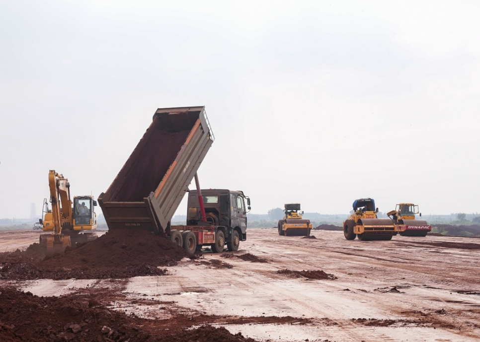 VINACONEX MOBILIZING MORE THAN 600 VEHICLES AND MACHINERY ON THE LONG THANH AIRPORT CONSTRUCTION SITE