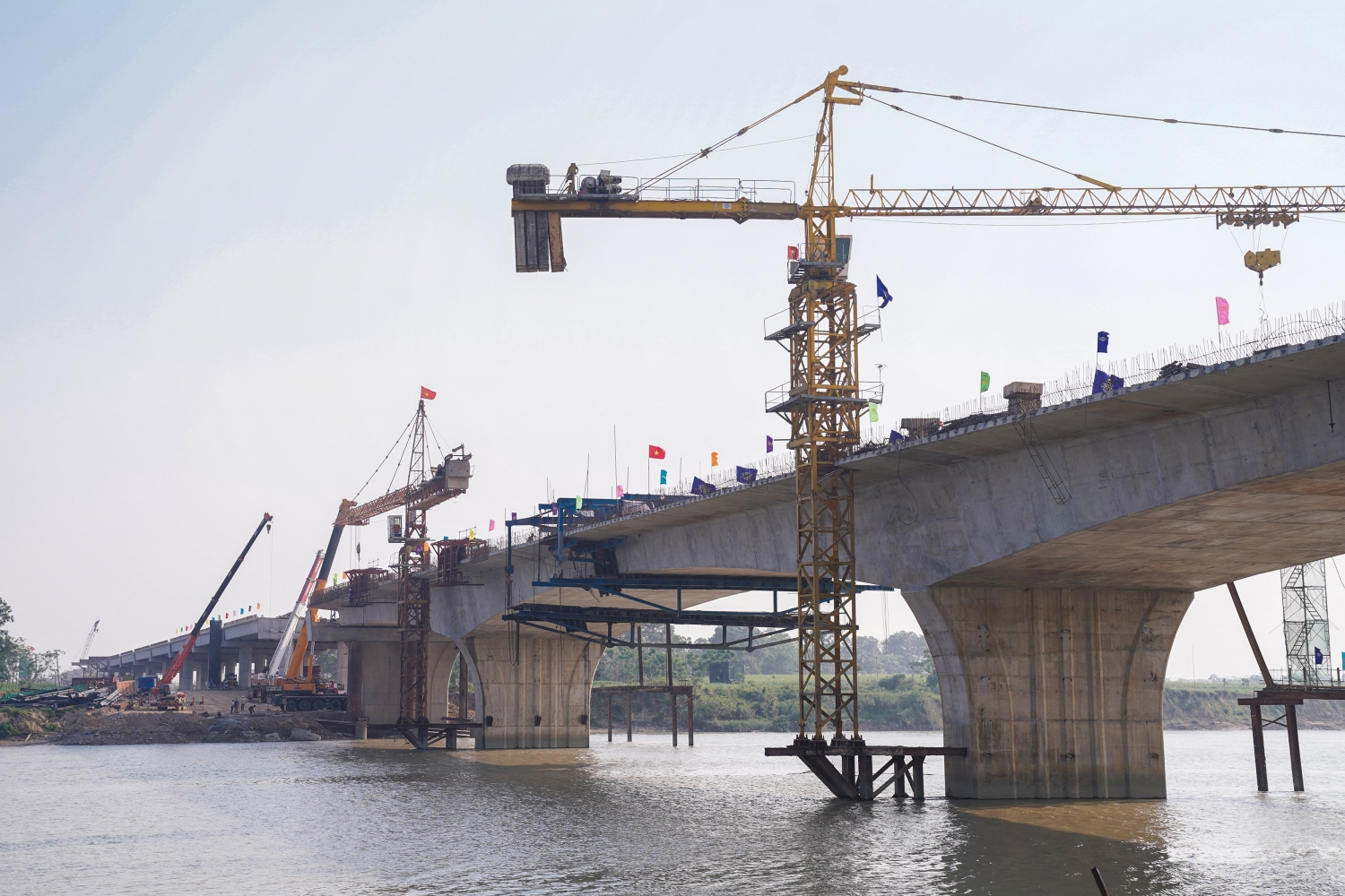 Liên danh Vinaconex – Trung Nam E&C: Hợp Long cây cầu dài nhất trên cao tốc đoạn Mai Sơn - QL45 vượt tiến độ 21 ngày