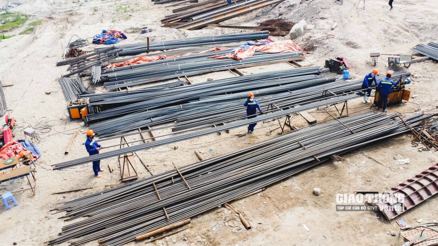 Photo: Speeding up construction of Vinh Tuy 2 bridge before the rainy season