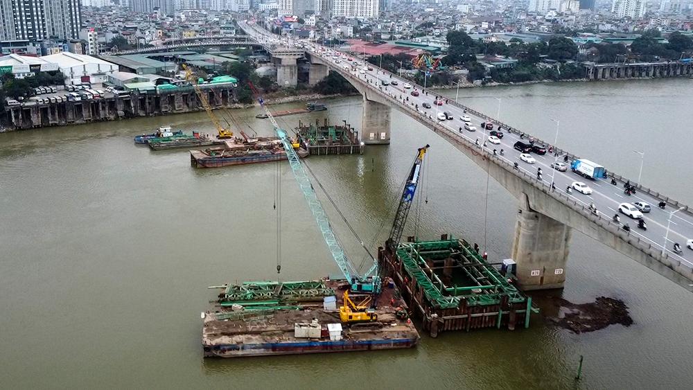 Hundreds of workers hustle on the great construction site of 2,500 billion VND in Hanoi
