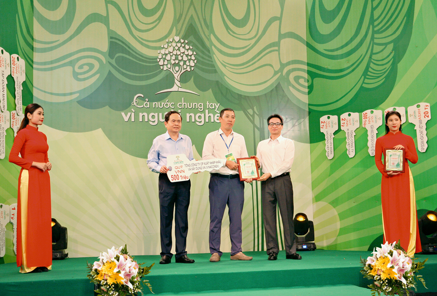 VINACONEX MAKES A DONATION TO THE PROGRAM “THE WHOLE COUNTRY JOINS HANDS FOR THE POOR 2020”