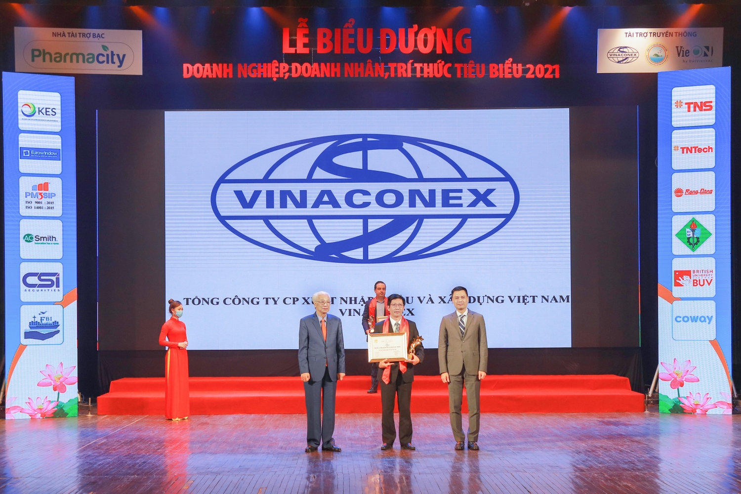 Vinaconex đón nhận danh hiệu TOP 10 doanh nghiệp tiêu biểu Việt Nam 2021