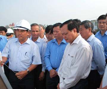 Bí thư thành ủy Hà Nội Phạm Quang Nghị kiểm tra đường Láng - Hòa Lạc và làm việc với Vinaconex
