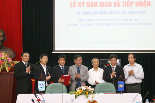 Lễ ký HĐ bàn giao và tiếp nhận hệ thống cấp nước sạch khu vực Tây Nam Hà Nội