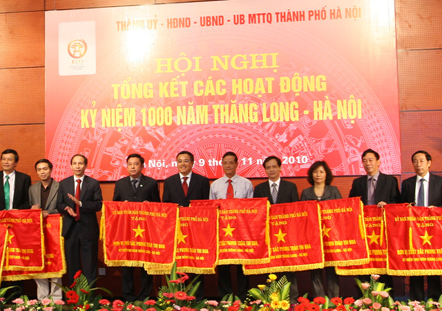 Tổng kết các hoạt động chào mừng 1000 năm Thăng Long - Hà Nội, Vinaconex được TP trao tặng cờ thi đua xuất sắc.