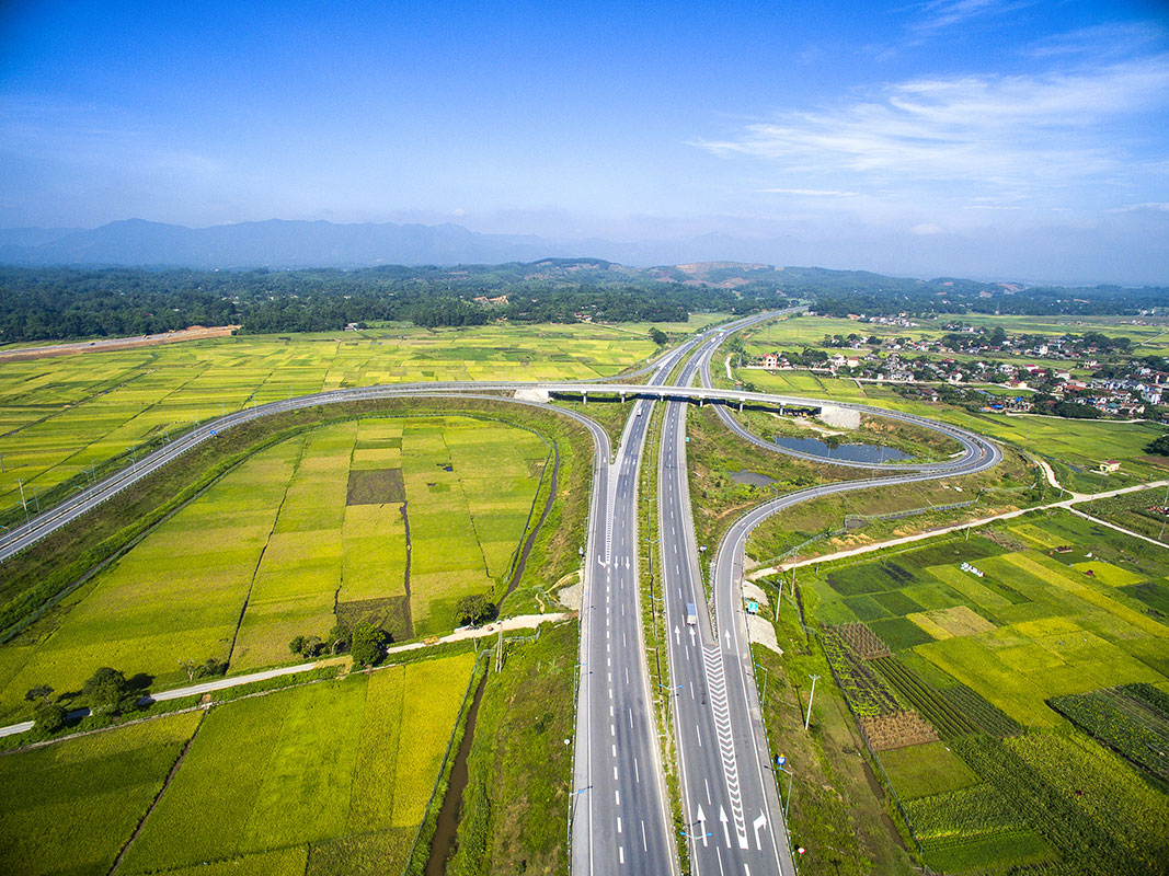 Noi Bai - Lao Cai highway