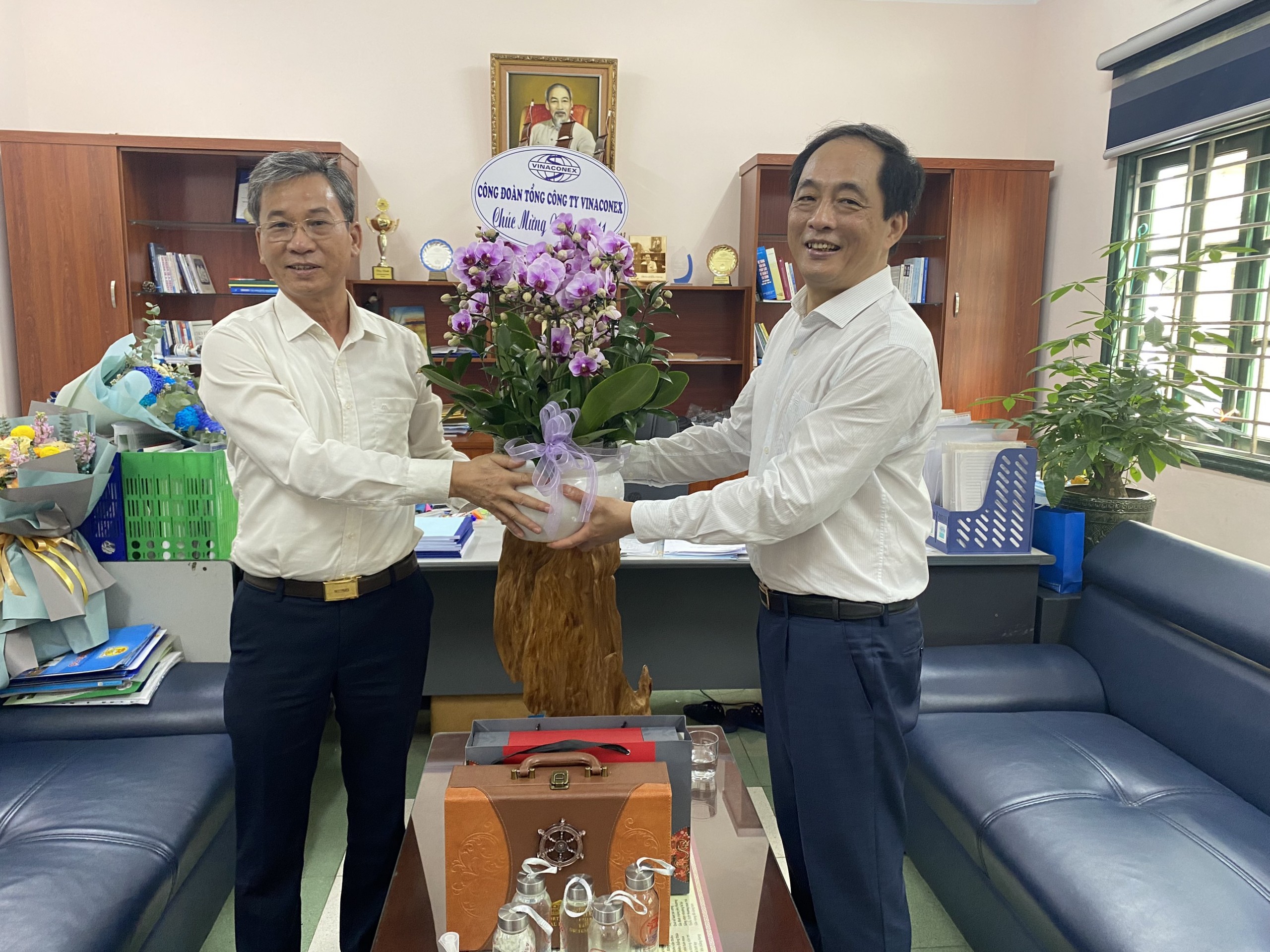 Tổng công ty CP Vinaconex chúc mừng ngày nhà giáo Việt Nam